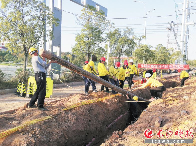 　　长沙燃气全方位强化安全管理机制，形成全员互动、齐抓共管的安全管理局面。图为弋阳长燃燃气有限公司开展管网抢修应急演练。