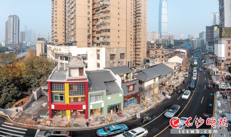 　　“中国黄金街”改造一新的房屋错落有致，外立面色彩明艳跳脱，勾勒出一副时尚新潮面貌。长沙晚报全媒体记者 陈飞 摄