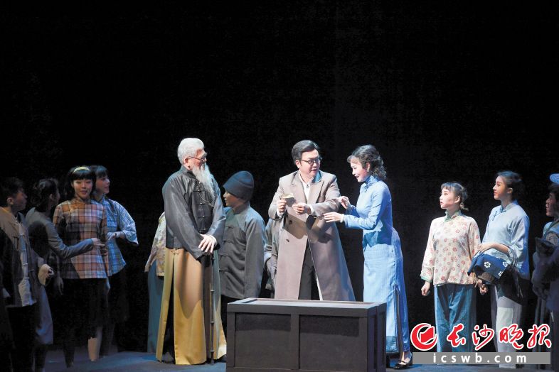 长沙市湘剧保护传承中心积极备战湖南艺术节演出，图为大型现代湘剧《国歌·时候》剧照。长沙晚报全媒体记者 王志伟 摄