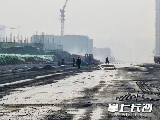 秀東路北段（鵝秀路-翠城路）道路違規(guī)施工，路面揚(yáng)塵彌漫。 通訊員 羅向好 供圖