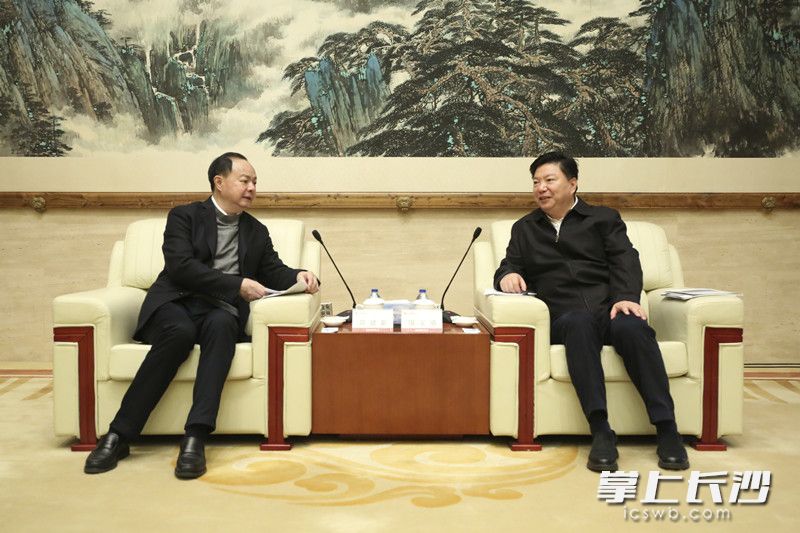 在中国五矿集团总部,郑建新与总经理、党组副书记国文清进行座谈。 在中国五矿集团总部,郑建新与总经理、党组副书记国文清进行座谈。