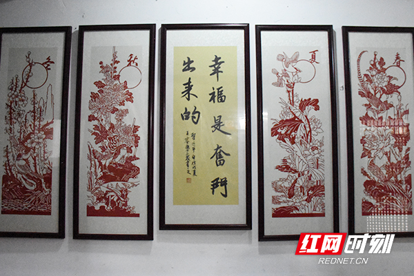 楼梯间悬挂着居民剪纸作品。.jpg