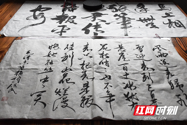 居民在活动室练习书法。.jpg