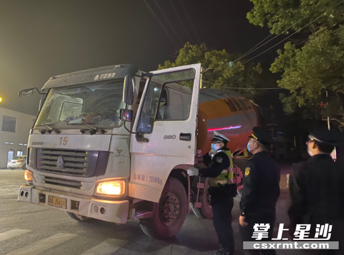 黄花镇开展夜间交通安全联合执法行动。许慧琳 摄