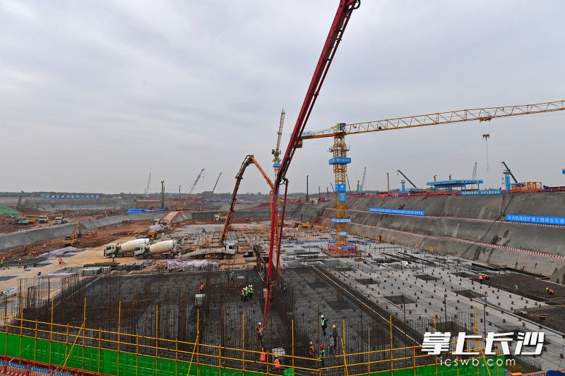 12月14日，长沙机场改扩建工程综合交通枢纽工程项目首块结构底板开始浇筑，项目建设开启“加速键”。  长沙晚报全媒体记者 王志伟 摄