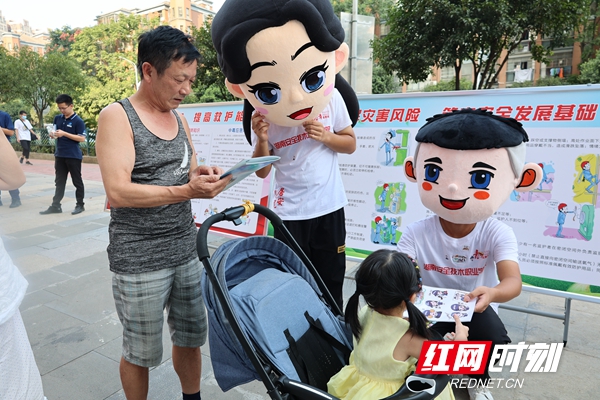 湘哥龙妹走上街头，宣讲安全知识.jpg