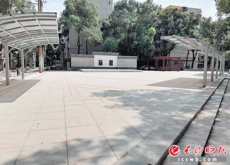 人民新村社区提质改造后宽敞大气的社区三角花园。