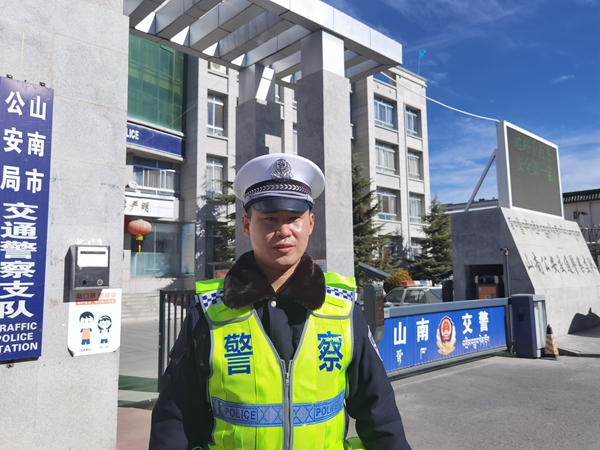 市公安局交警支队公共交通安全保卫大队副队长刘强.jpg