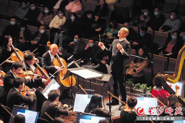 　　12月16日晚，谭盾与长沙交响乐团《女书》&《图画展览会》音乐会举行。　　均为 黄启晴 摄
