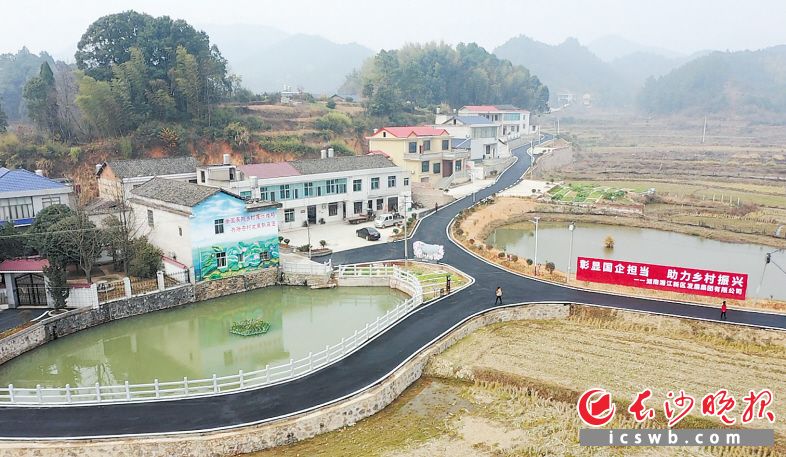 　　青山打底，绿水常流，杏村村焕然一新，村民住进风景里。            杏村村供图