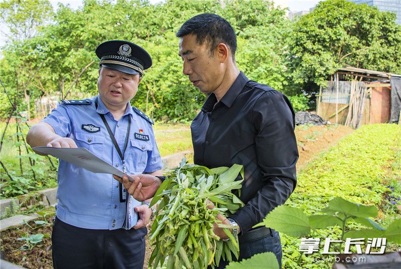 民警下乡宣传防范电信诈骗。照片由长沙市委政法委提供