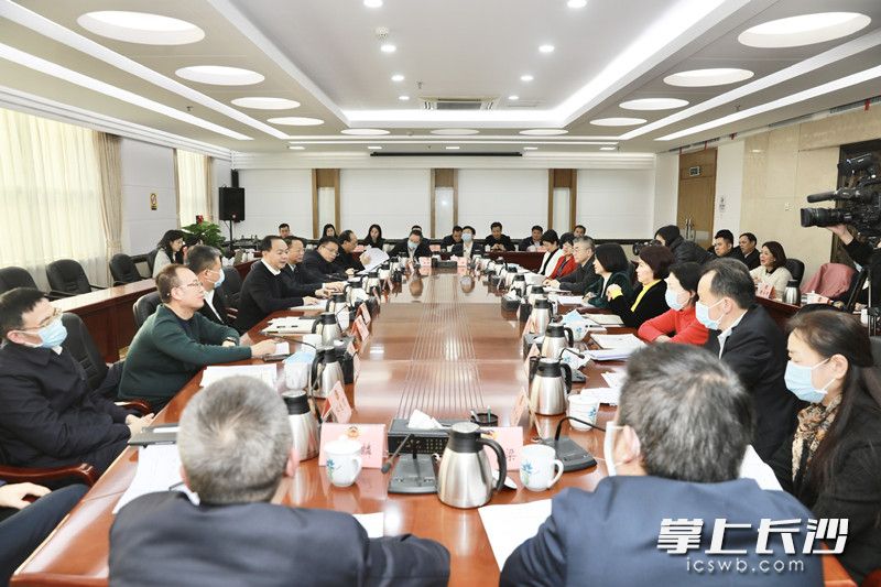 郑建新到市政协，就《报告》征求市政协、民主党派、工商联、无党派人士意见。刘书勤 摄