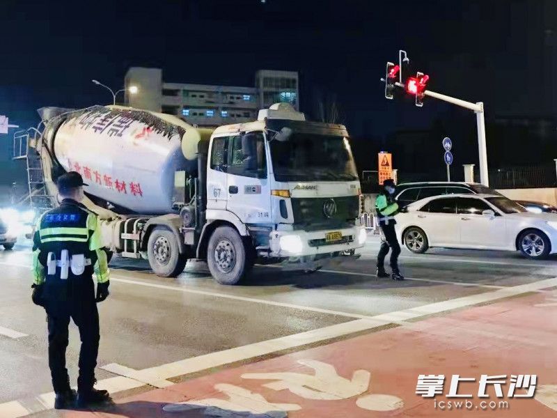 交警夜間執(zhí)法查處闖禁貨車。 