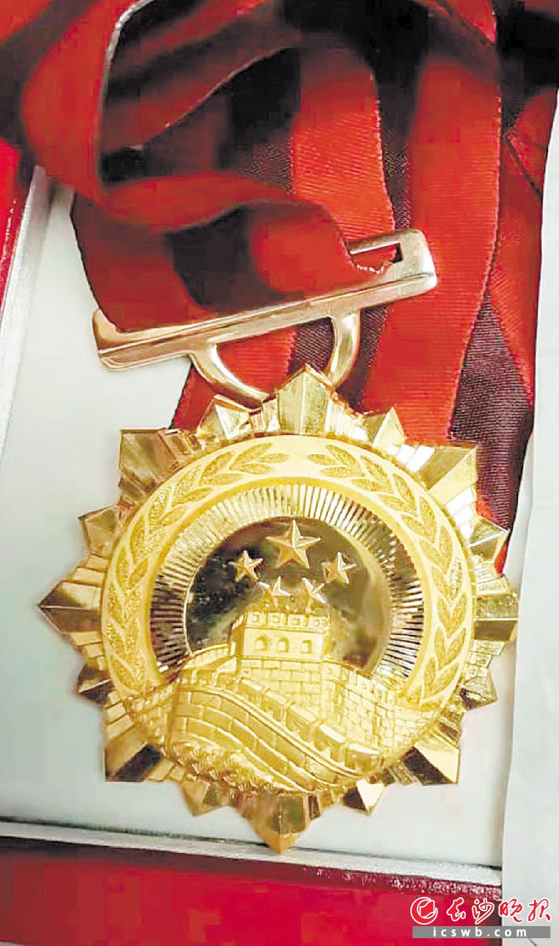 　　周光召院士捐赠给宁乡一中的“两弹一星功勋奖章”。　　长沙晚报全媒体记者石祯专摄