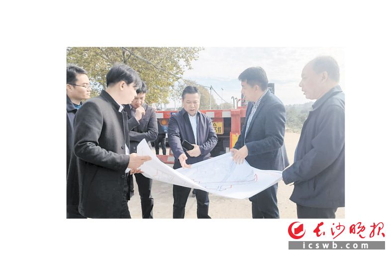 　　长沙市产投集团党委书记、董事长陈守义（右三）调研片区开发项目建设。　　长沙市产投集团供图
