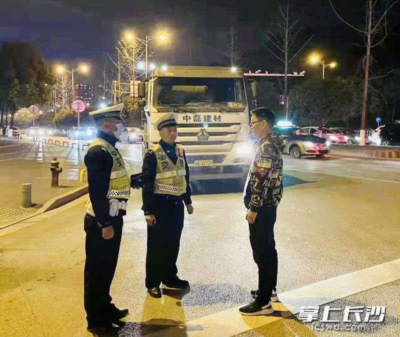 交警檢查渣土運輸車輛。 