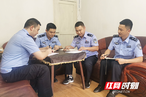 马路派出所民警一同分析案情。.jpg