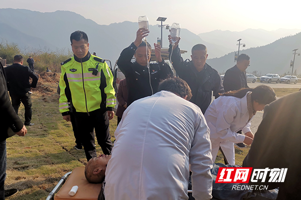 派出所民辅警紧急救援群众。.jpg