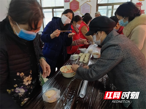 图二冬至包饺子活动现场.jpg