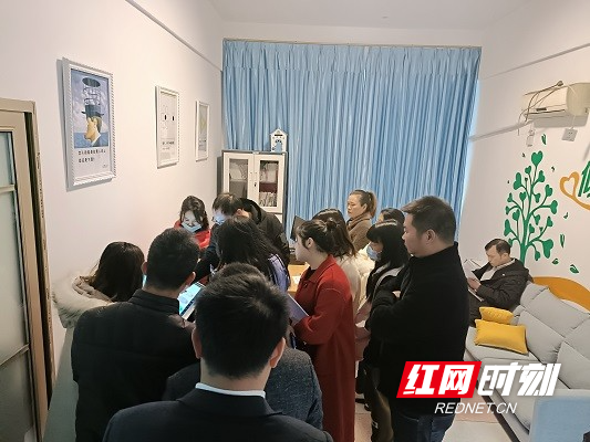 2老师们正在体验心理健康个性咨询系统。.jpg