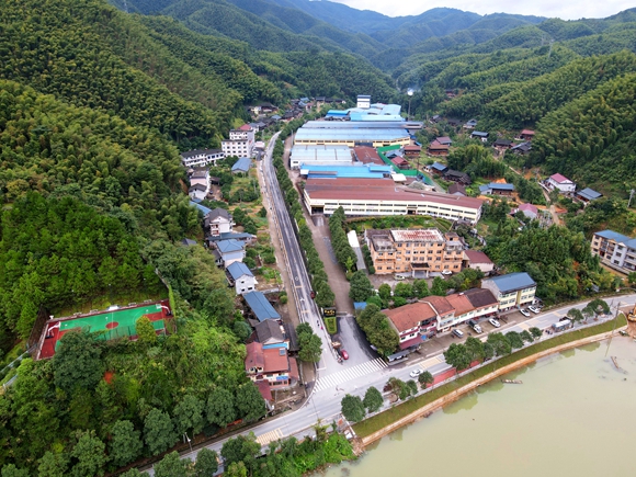 人居环境整治后的洪江区横岩乡横岩村.jpg