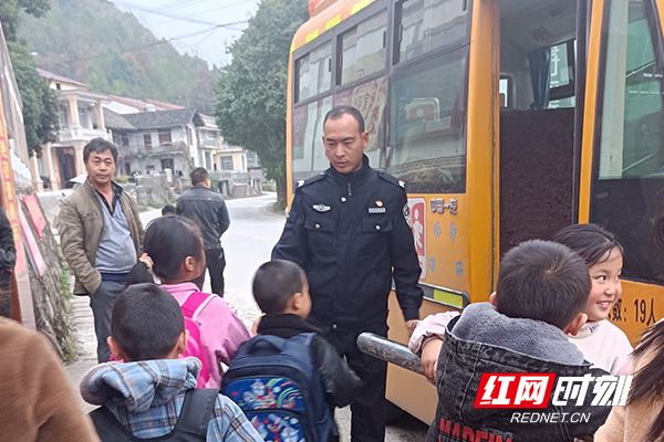 邓吉彪引导孩子们有序进入校车。.jpg
