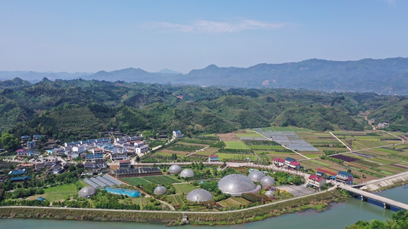 人居环境整治后的洪江区桂花园乡茅头园村.jpg