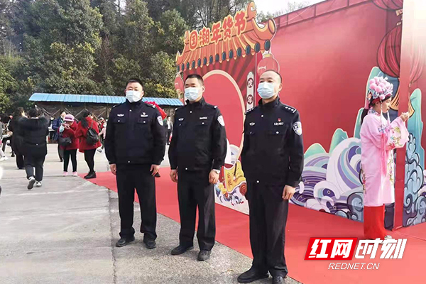 活动现场，派出所民辅警是群众心中最安心的存在。.jpg