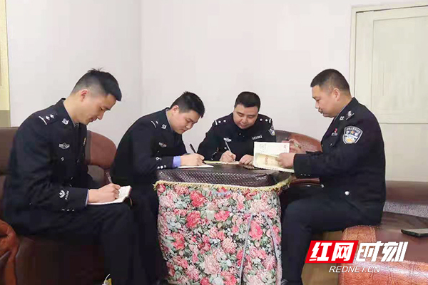 马路派出所民警开展学习。.jpg