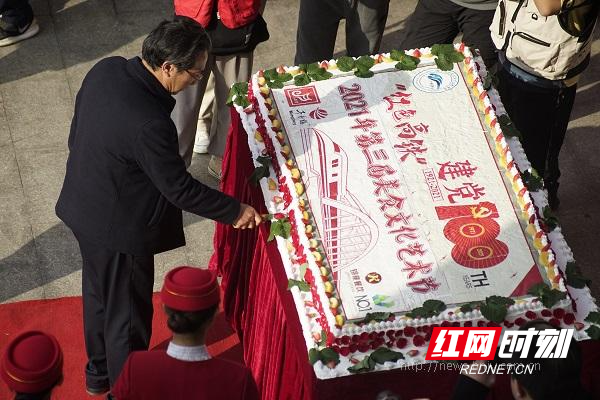 红色高铁庆祝建党100周年的巨型裱花蛋糕.JPG