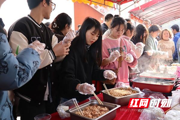 师生冬至日一起包饺子.JPG