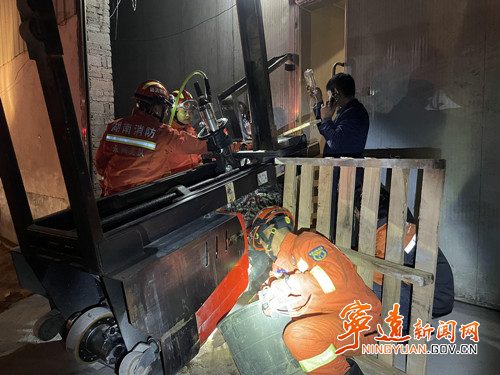 宁远：惊险！男子头部被叉车夹住   消防紧急救援02_副本500.jpg