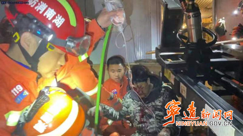 宁远：惊险！男子头部被叉车夹住   消防紧急救援01_副本500.jpg