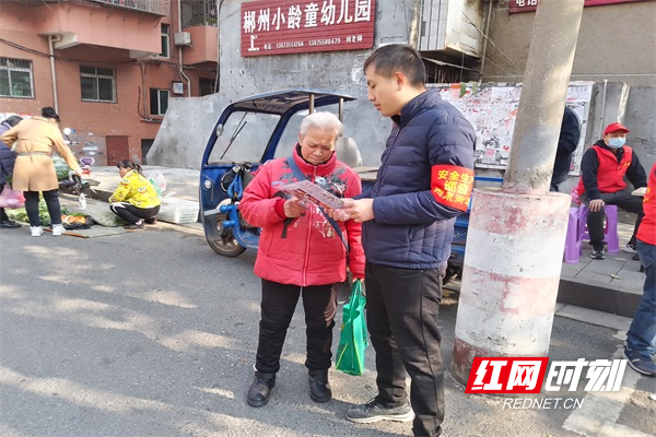 图三燕泉街道分管安全生产的副主任刘逸萏为居民宣传冬季取暖安全知识.jpg