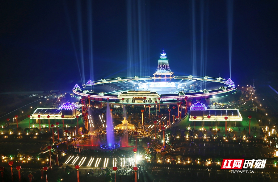 通道萨岁文化广场县庆夜景（杨祖广摄）.jpg