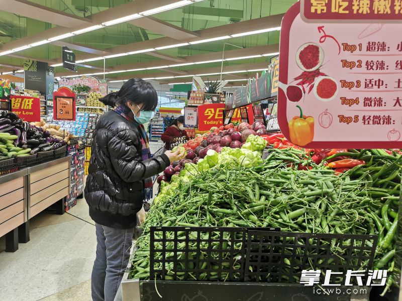 今日，精彩生活超市内，市民在选购蔬菜。长沙晚报全媒体记者　刘捷萍摄