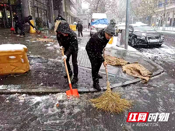 12月26日，湘潭市中医医院广大干部职工迅速行动，奋战一线，全力以赴，积极应对雨雪低温天气，守护人民群众健康。.jpg