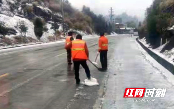城步县交通运输局开展铲冰除雪，在公路上撒融雪剂_副本.jpg