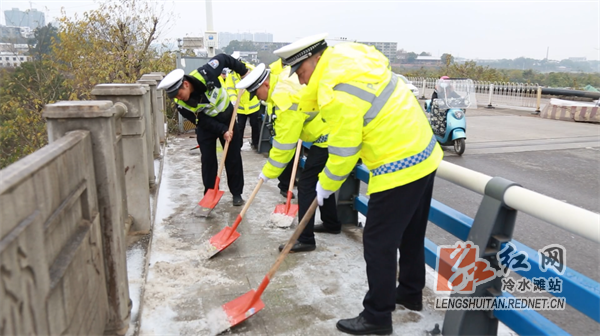 凤凰园交警坚守一线 铲冰除雪保畅1.png