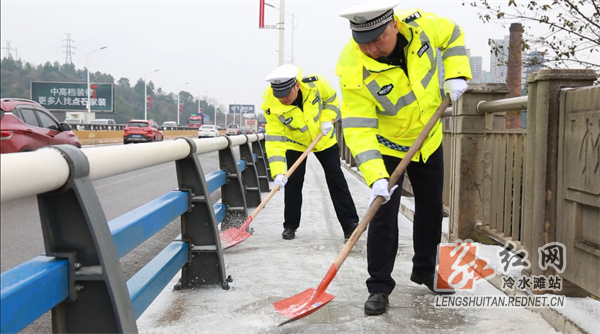 凤凰园交警坚守一线 铲冰除雪保畅3.png