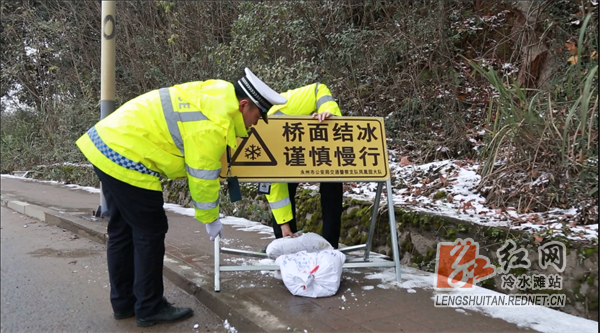 凤凰园交警坚守一线 铲冰除雪保畅4.png