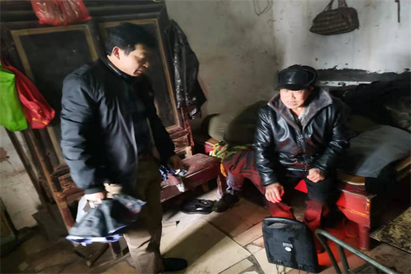 党员干部上户走访独居老人.png