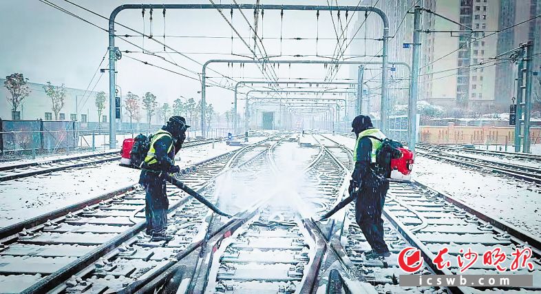 　　长沙地铁一线工作人员顶着风雪、冒着严寒不间断地进行扫雪除冰，保障地铁运营畅通。 长沙晚报通讯员 欧阳若溪 全媒体记者 王志伟 摄影报道