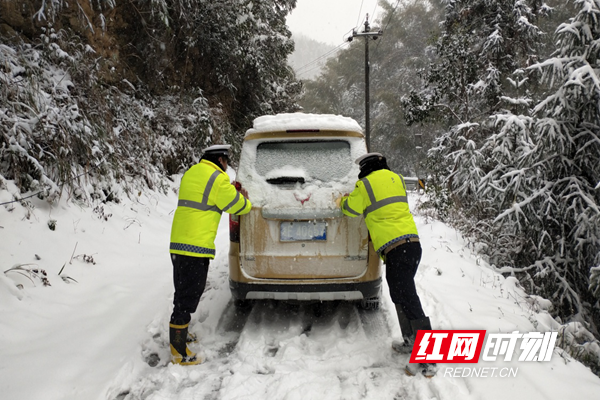 洞口县公安局交警大队民辅警应对低温冰雪天气剪影_邵阳头条网