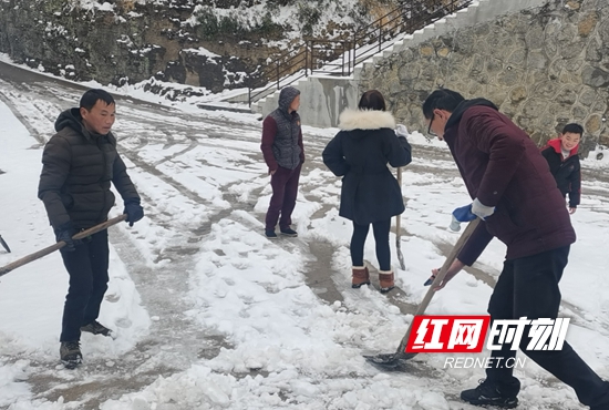 群众也自发投入到“扫雪铲冰行动”中.jpg