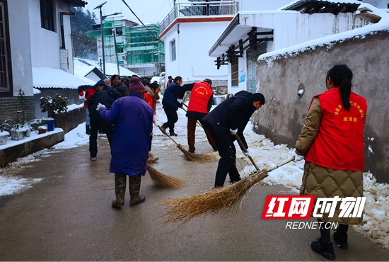 清扫黄家坪村入村主干道的积雪.jpg