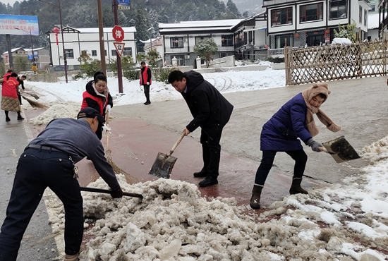 清扫武陵山大道黄家坪村段的积雪.jpg