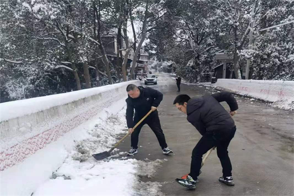 负责人带队清除桥面冰雪.png
