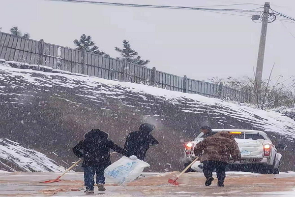 3红砂村党员干部冒雪撒盐清积雪.png