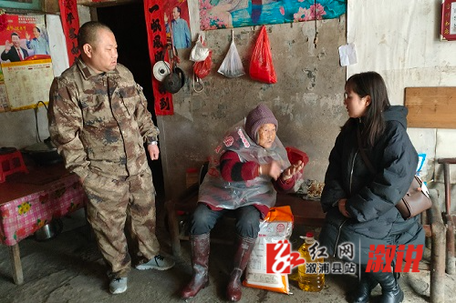 走访慰问困难群众.jpg